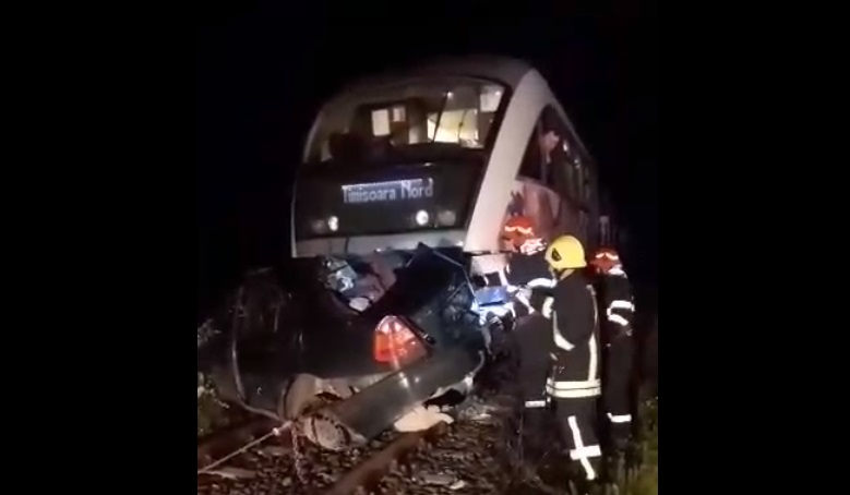 VIDEO. ACCIDENT FEROVIAR. Autoturism SPULBERAT de un tren