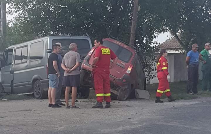 FOTO. ACCIDENT GRAV. Zece persoane implicate. Impact intre un microbuz si un autoturism