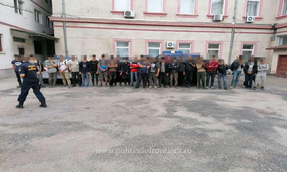 VIDEO/FOTO. TRANSFUGII FORȚEAZĂ și frontiera din județul Satu Mare. Aproape 30 de afgani, PRINȘI la Carei