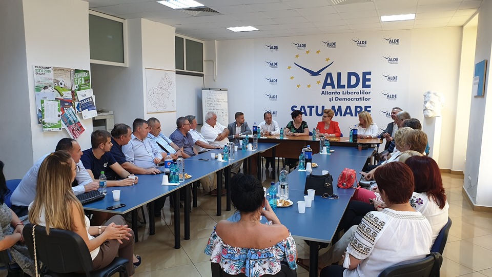 Viceprim-ministerul Grațiela Gavrilescu, în mijlocul colegilor de la ALDE Satu Mare