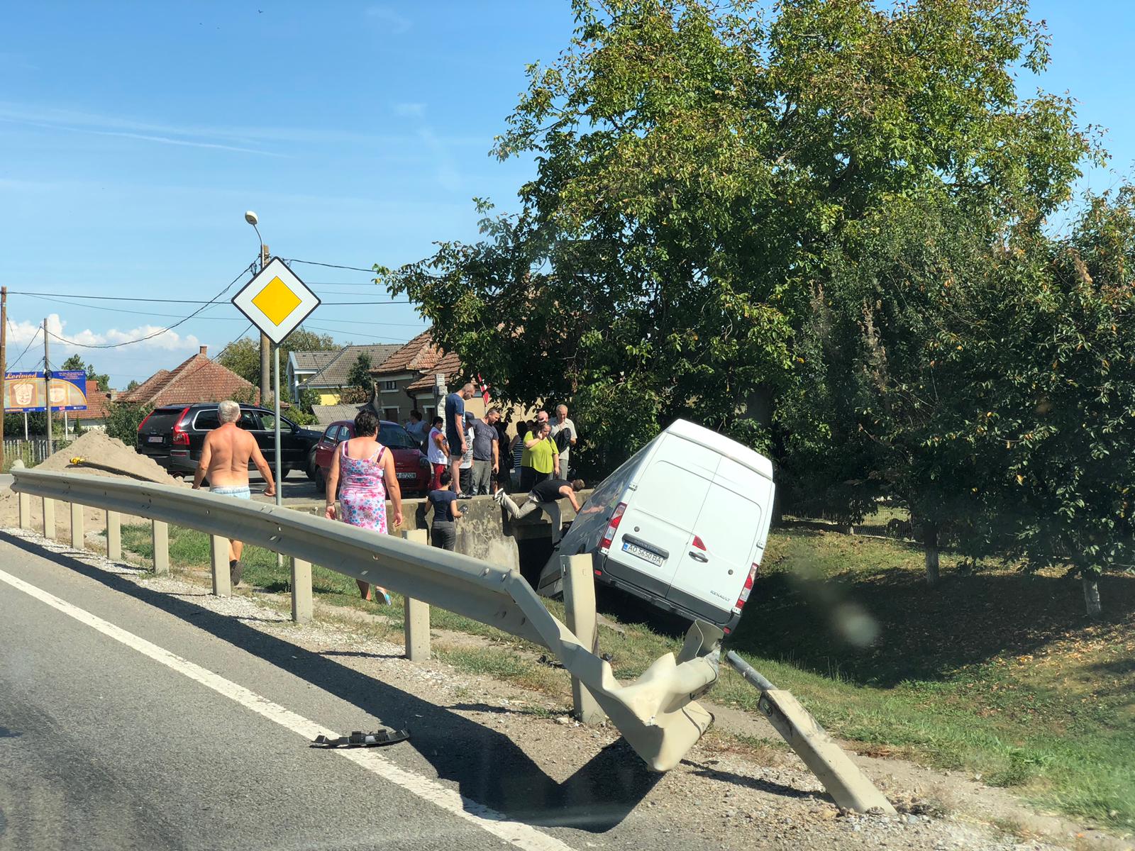 ULTIMĂ ORĂ. FOTO. Accident rutier în zona parcului industrial de la Vetiș