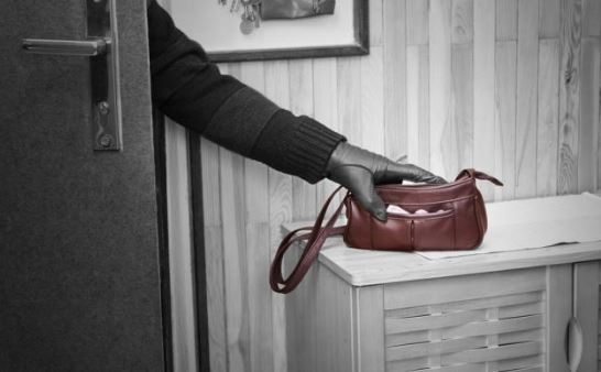 Persoană bănuită de furt reținută de polițiști