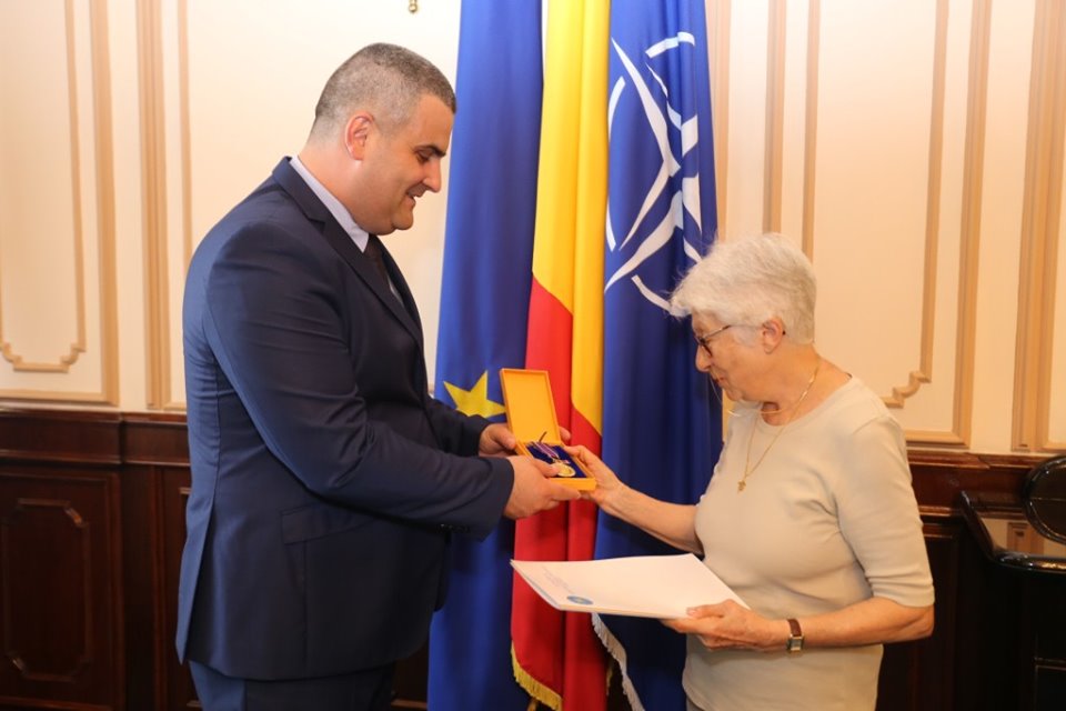 Ministrul Apărării Naționale Gabriel Leș, înmânare a unei Embleme de Merit