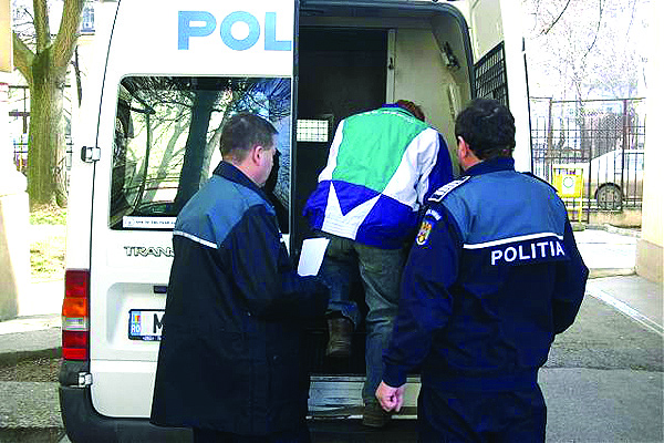 Bărbat reținut de polițiști pentru amenințare și violare de domiciliu