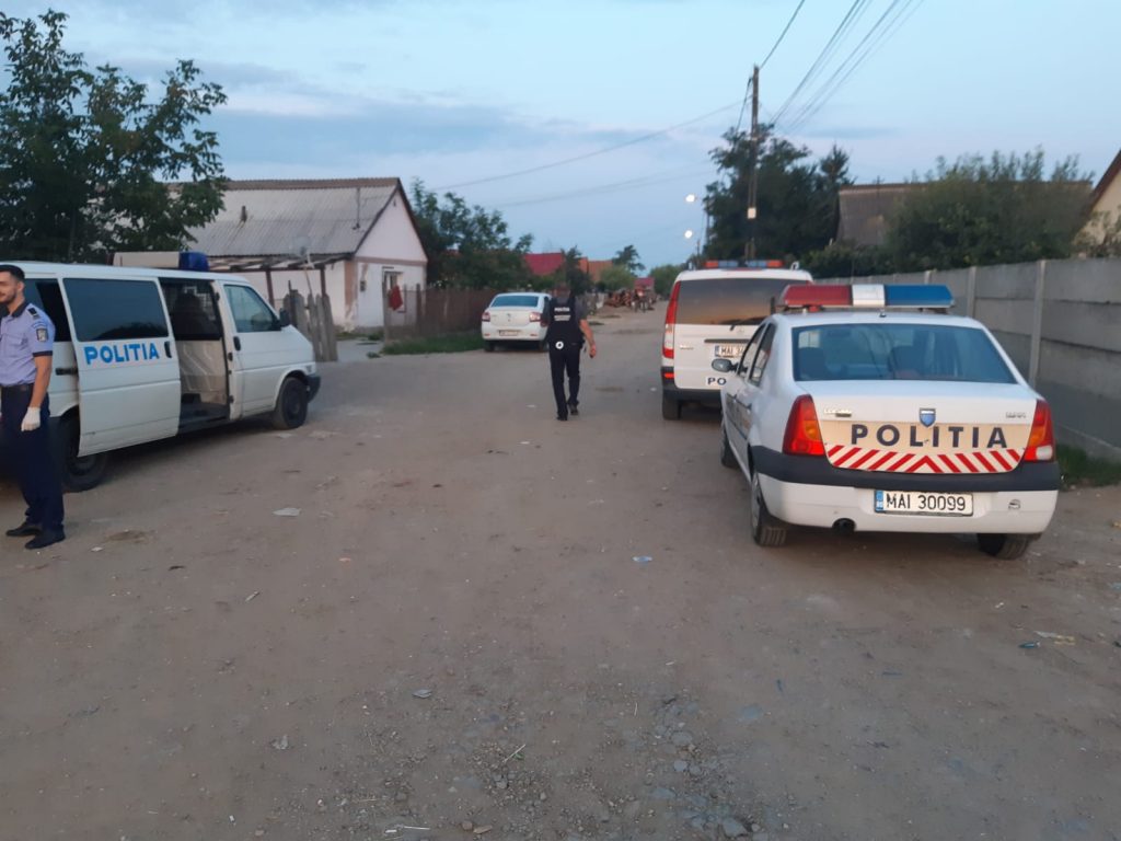 FOTOGALERIE. Comunitățile de RROMI, luate cu ASALT de polițiști și MASCAȚI. Peste 130 de persoane, LEGITIMATE