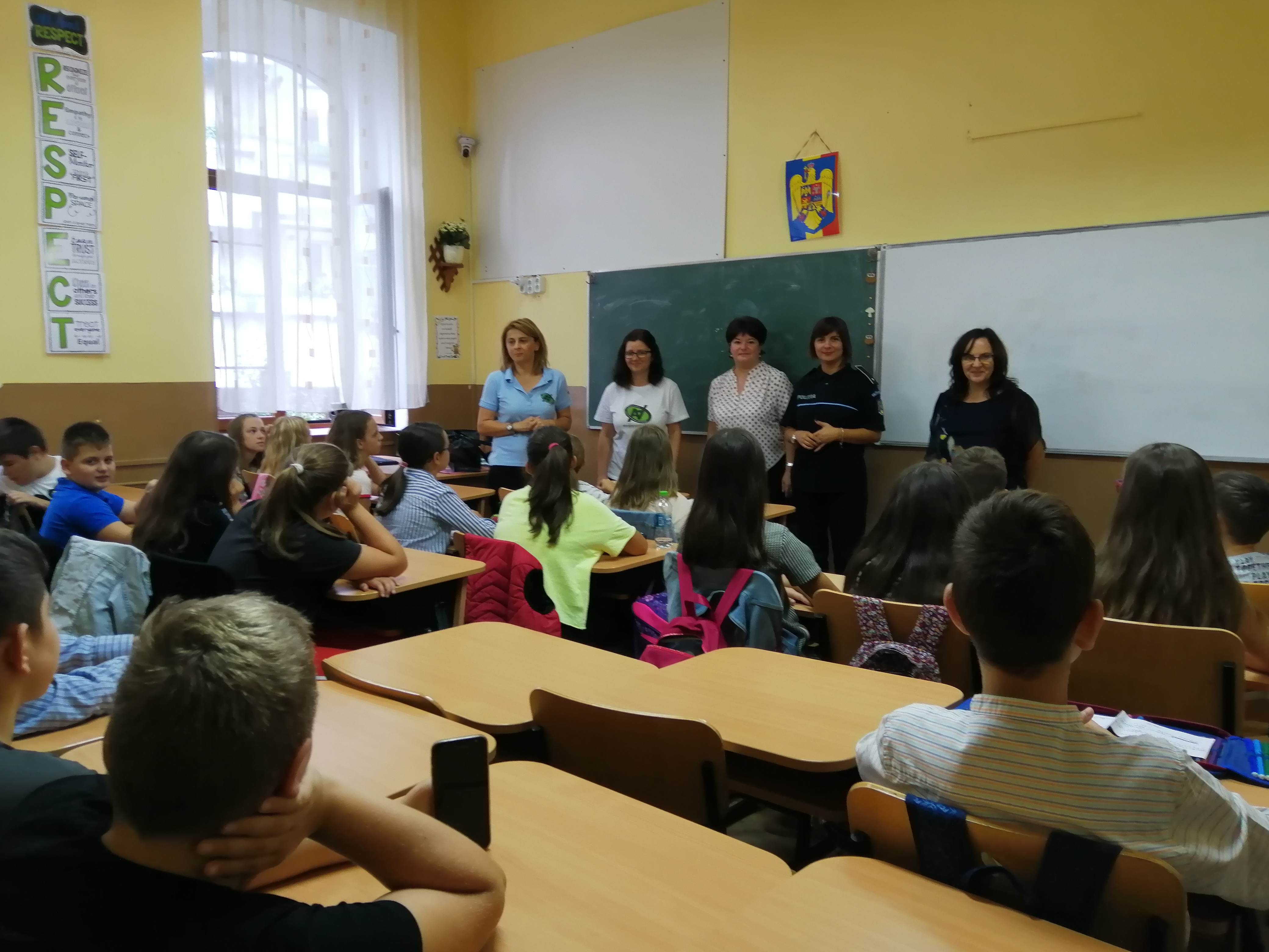 FOTOGALERIE. Peste 2.000 de elevi, informaţi în prima săptămână a Campaniei "10 pentru Siguranţă"