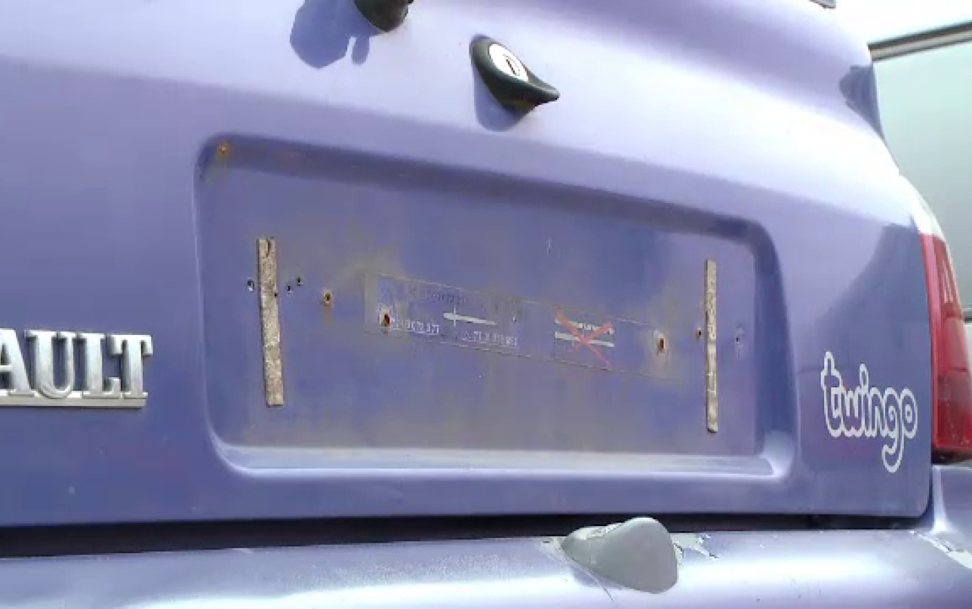 A condus o mașină fără plăcuțele cu numerele de înmatriculare