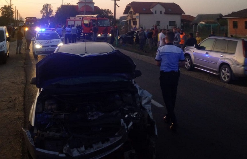 FOTOGALERIE. ACCIDENT CUMPLIT. Două persoane ÎNCARCERATE. Trei victime, transportate la spital
