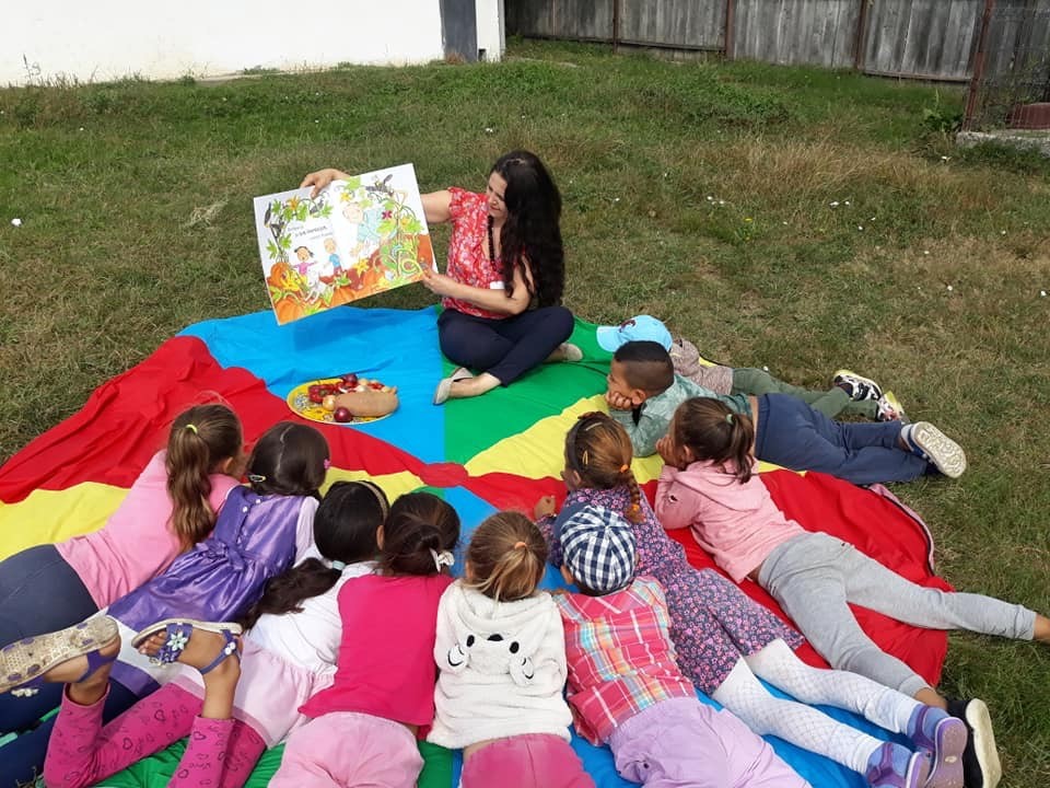 Învățare prin joc, lectură și experimente pentru 200 de copii din județul Satu Mare, la Atelierele de Vară Șotron!