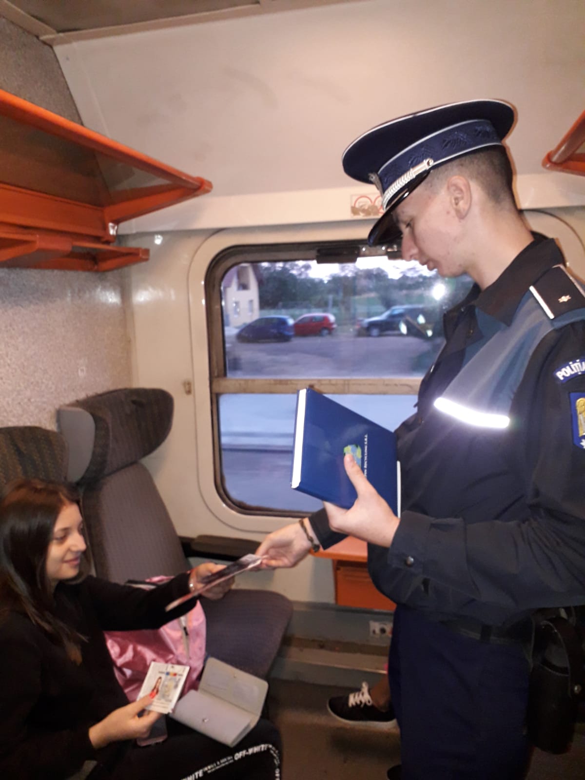 FOTOGALERIE. Polițiștii au DESCINS în gările din Satu Mare și Carei. Ce au URMĂRIT