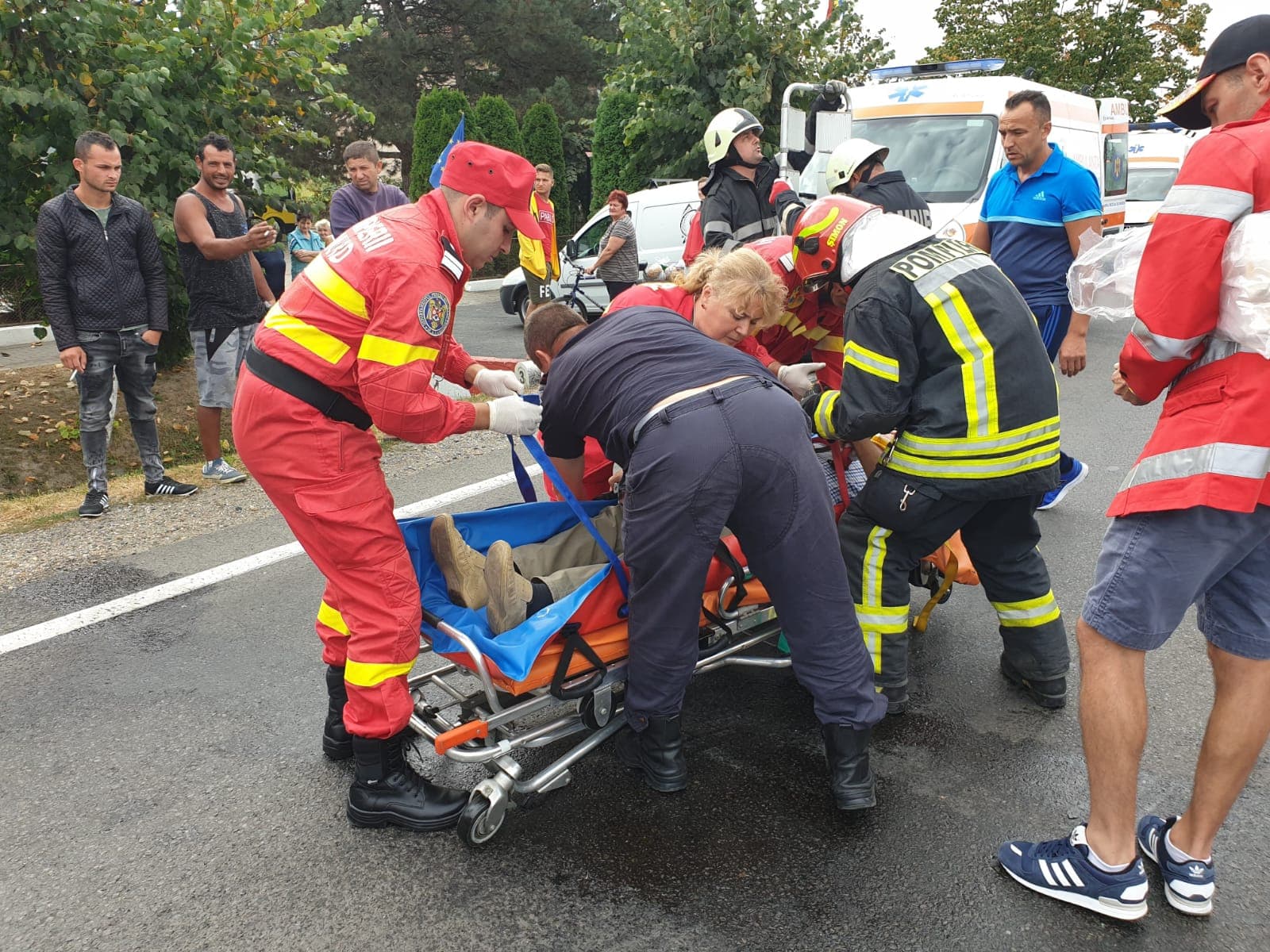 FOTOGALERIE. ACCIDENT GRAV lângă Satu Mare. Impact FRONTAL. Victimă ÎNCARCERATĂ