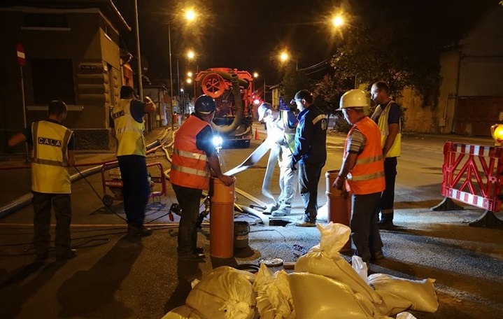FOTOGALERIE. EXEMPLU. APASERV lucrează NOAPTEA pe Octavian Goga. Să NU BLOCHEZE circulația