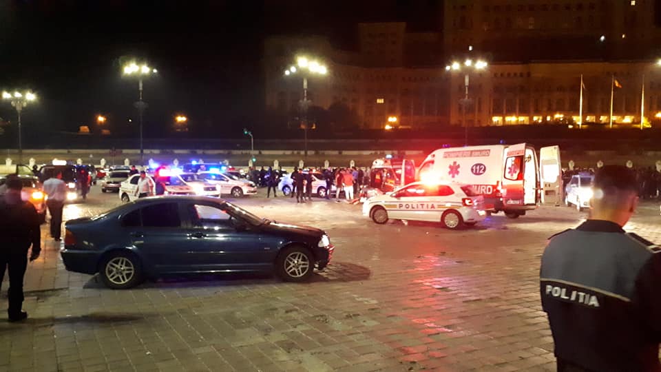 FOTO/VIDEO. CRIMĂ. Focuri de ARMĂ. Bătaie cu BÂTE și SĂBII. Un om a MURIT