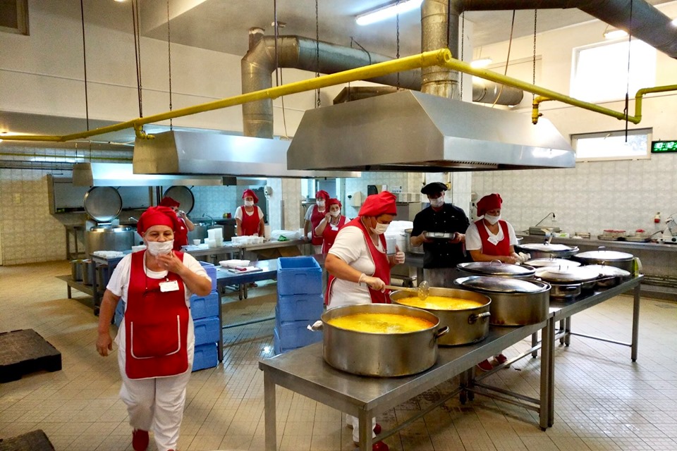 INSPIRAȚIE. ECONOMII de aproape UN MILION de lei cu BUCĂTĂRIA proprie la spital