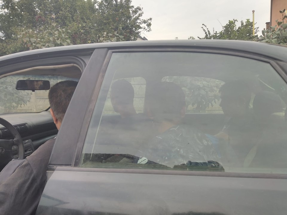 FOTO. Tineri DROGAȚI, prinși în FLAGRANT. Surprinși de un jandarm aflat în timpul liber