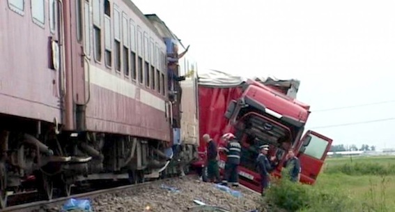 ACCIDENT feroviar în județ. Trailer, ACROȘAT de un tren