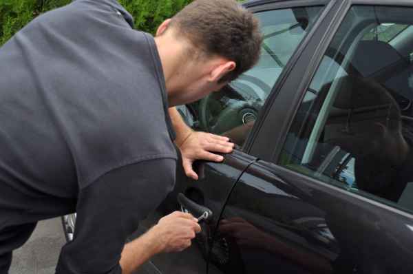 Identificat și cercetat de polițiști  pentru furt din autoturism