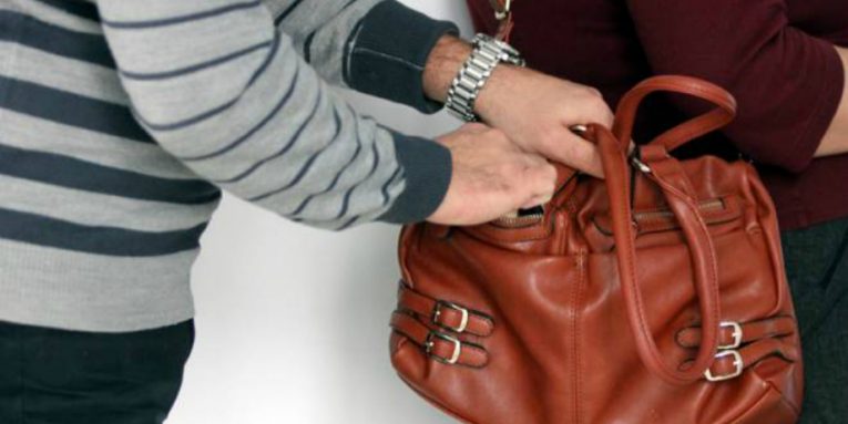 Tânăr de 19 ani bănuit de tâlhărie, REȚINUT de polițiști