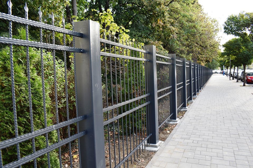 LUCRĂRI Grădina Romei, în REABILITARE și ÎNFRUMUSEȚARE. se lucrează la schimbarea gardului vechi