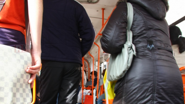 O femeie de  62 de ani, FURT într-un autobuz