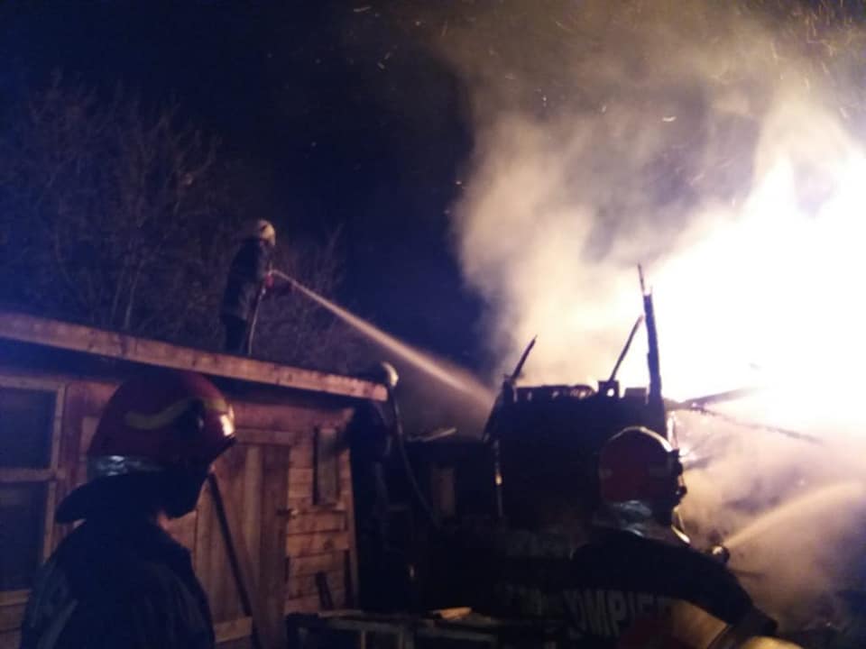FOTO. Incendiu la o șură din Ardud. Pompierii au intervenit