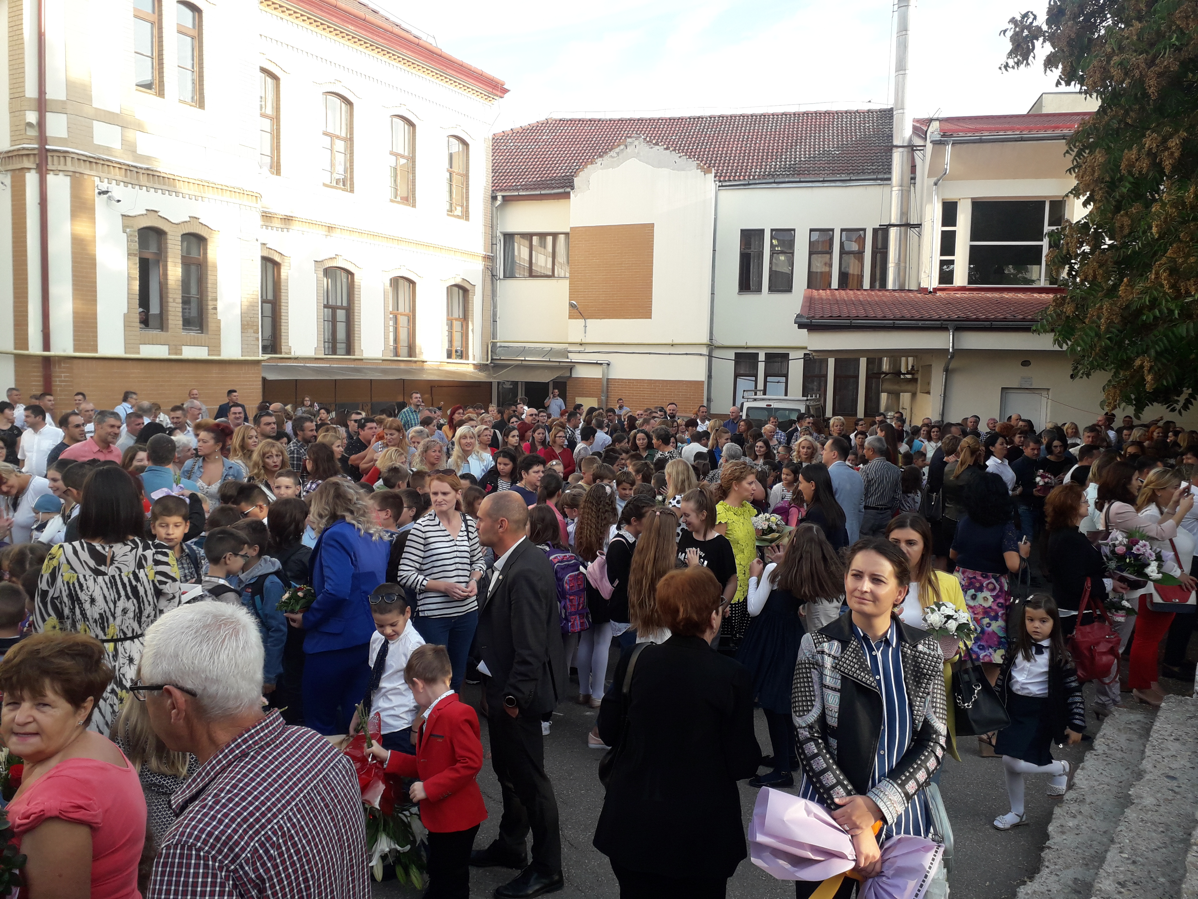 EVENIMENT. A început şcoala! Peste 51.700 de elevi au revenit cu emoţii în băncile şcolilor sătmărene