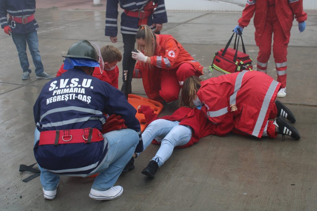 FOTOGALERIE. PANICĂ în ȚARA OAȘULUI. Zeci de persoane RĂNITE. Oameni prinși sub DĂRÂMĂTURI. Crucea Roșie și Pompierii, în acțiune (Exercițiu)