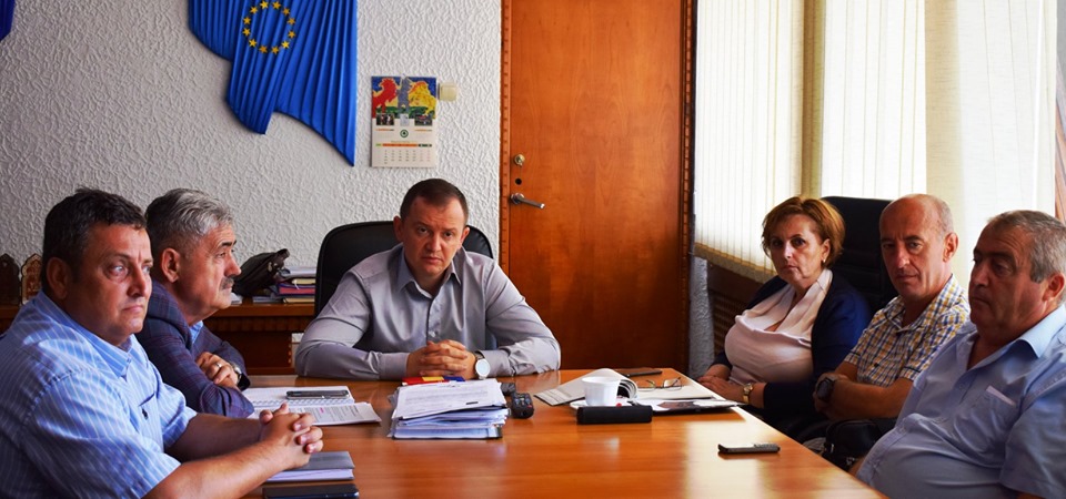 Producători locali de pălincă, la prefect