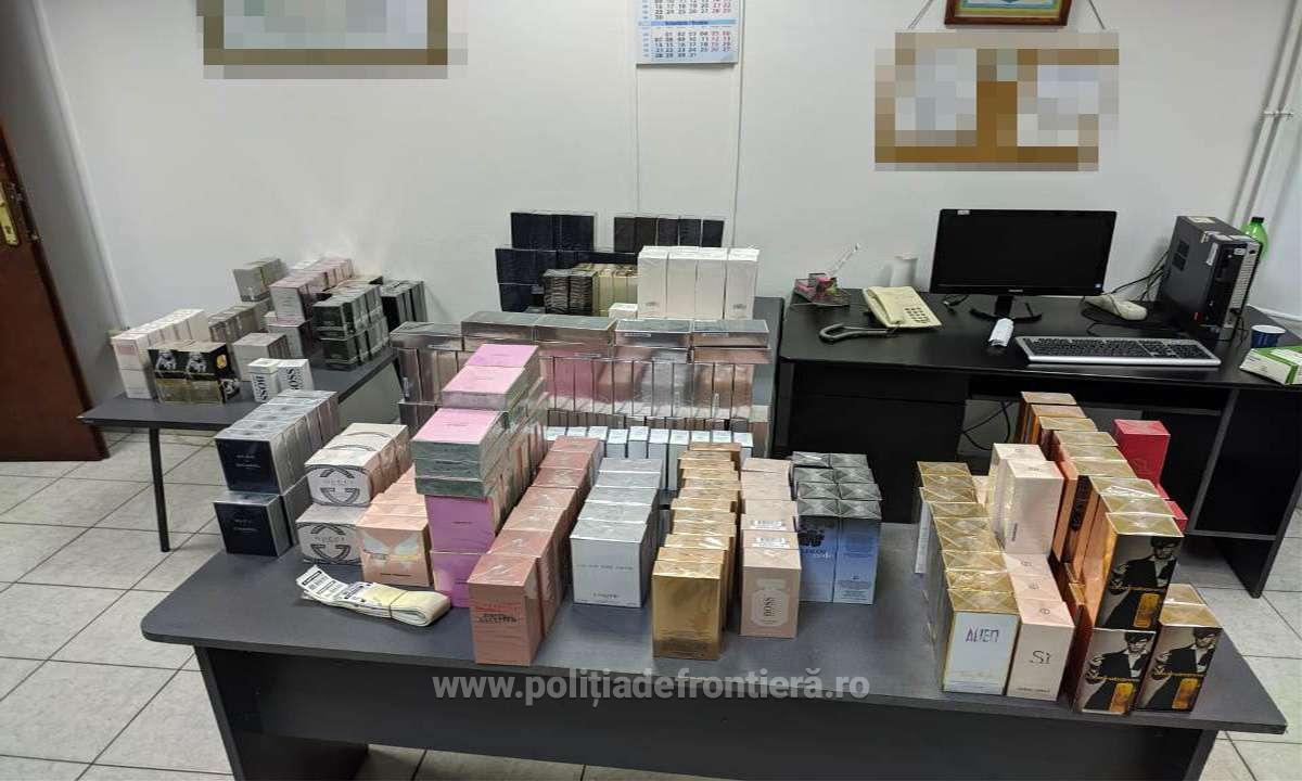FOTOGALERIE. CAPTURĂ impresionantă de parfumuri CONTRAFĂCUTE, la Petea. Aproape 500 DEPISTATE