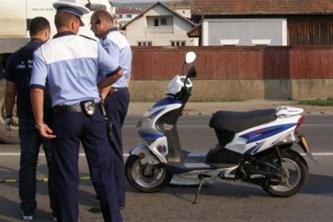 A condus un moped FĂRĂ PERMIS