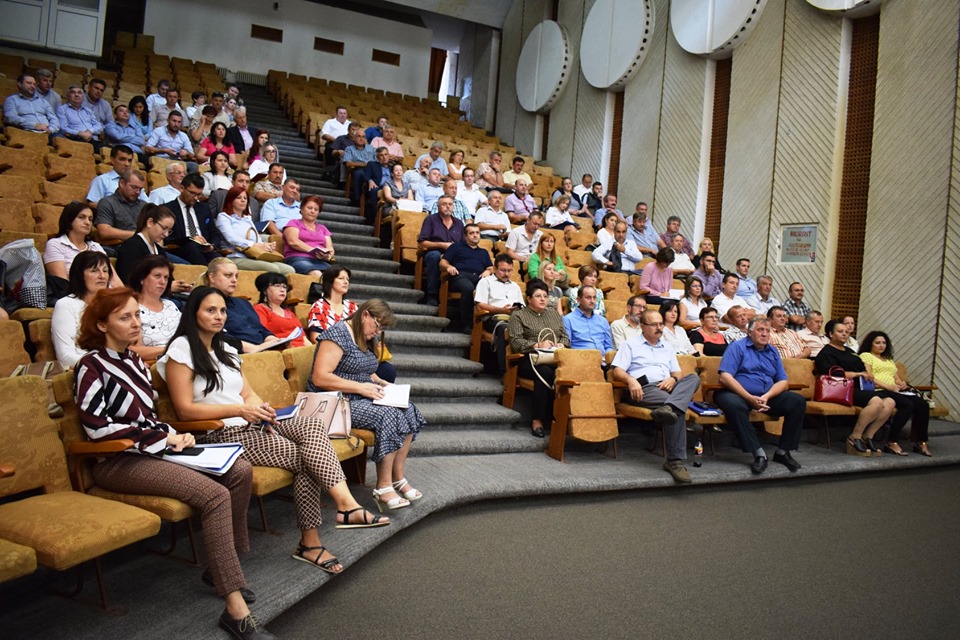 Primarii şi secretarii UAT-urilor, instruiţi pe tema alegerilor