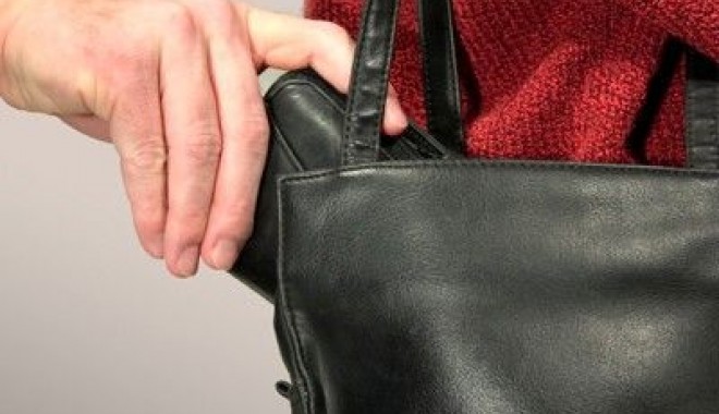 A FURAT după care a încercat să își facă rău cu un CUȚIT