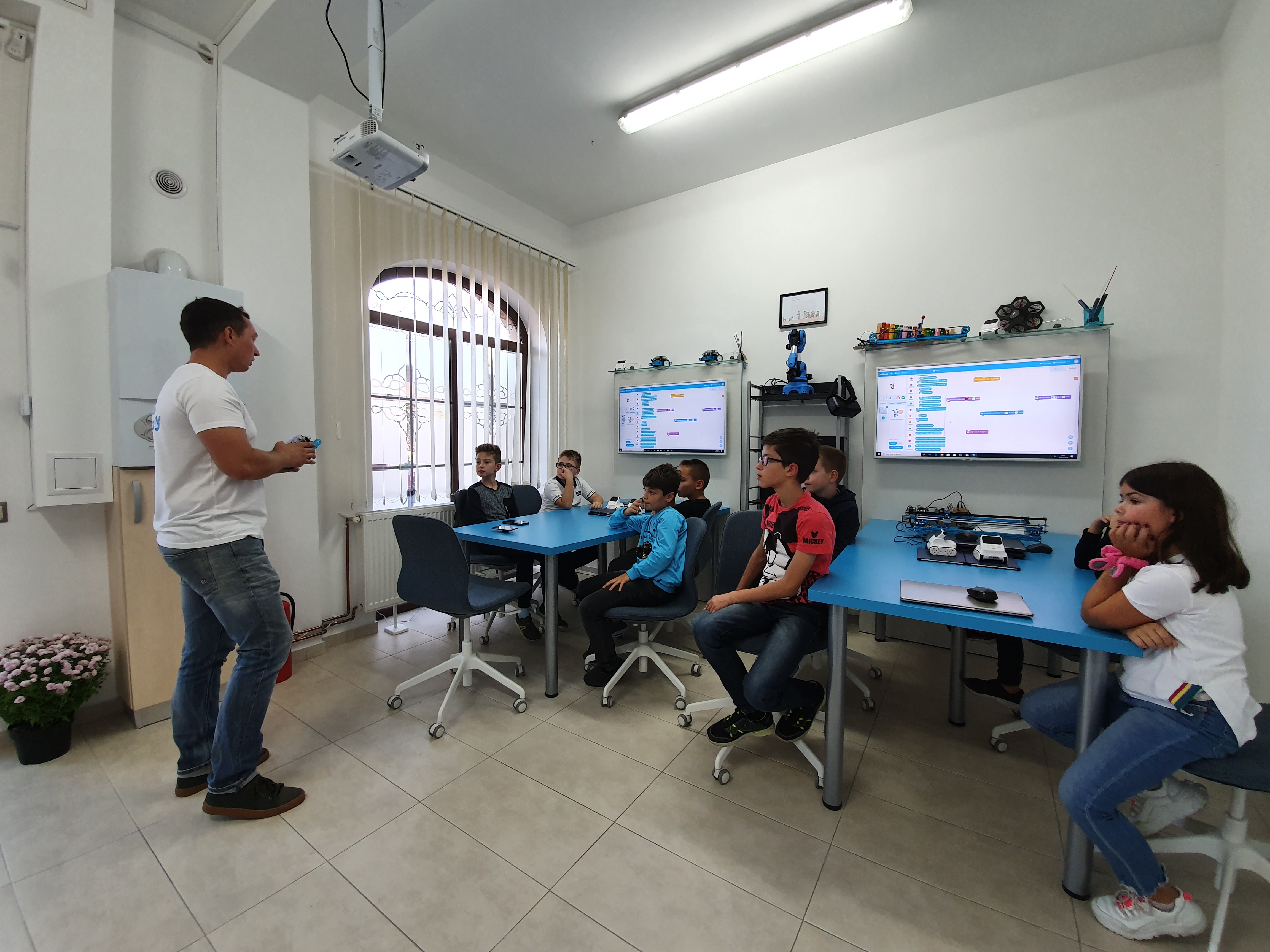 FOTOGALERIE. PREMIERĂ. Cursuri de robotică oferite de Smart Academy Satu Mare pentru copiii sătmareni