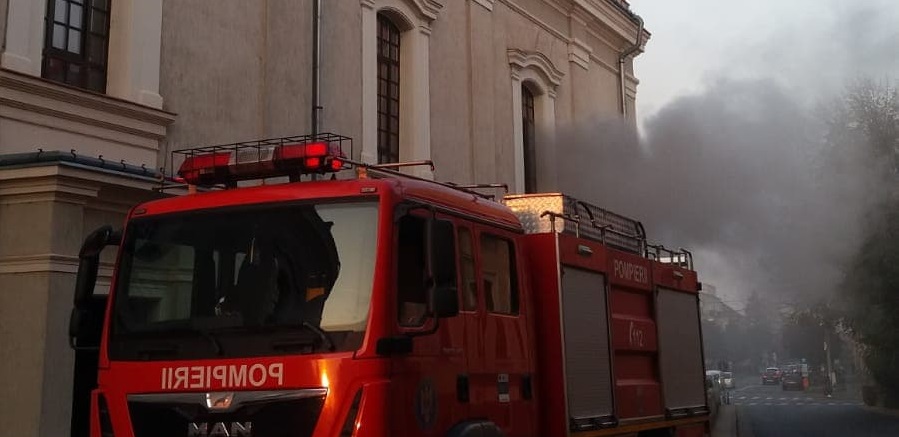 FOTO. INCENDIU. ARDE BISERICA cu LANȚURI. Pompierii INTERVIN acum
