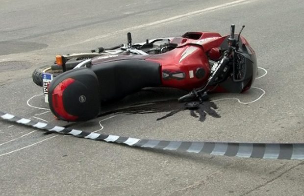 Accident între un autoturism şi o motocicletă pe podul Decebal. Conducătorul auto a făcut praf Codul Rutier