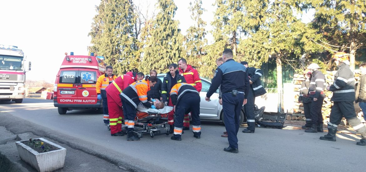 ACCIDENT GRAV în județ. Trei persoane, transportate la SPITAL