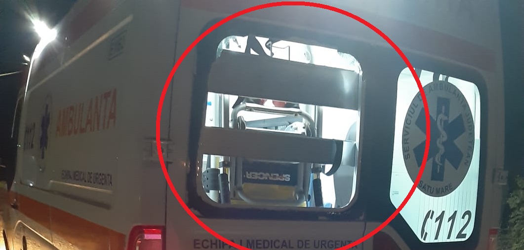 FOTOGALERIE. Ambulanţă, aflată în MISIUNE, ATACATĂ în judeţ. Echipajul acorda PRIMUL AJUTOR