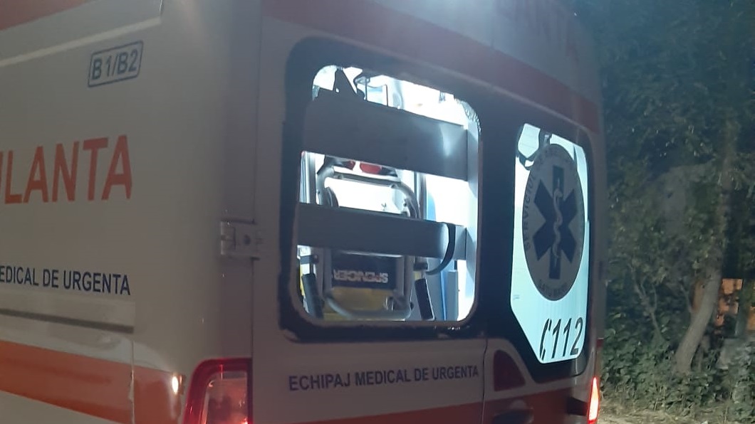 FOTOGALERIE. PRECIZĂRI. Ambulanţa a fost "ATACATĂ" de copiii de ŢIGAN din Pelişor