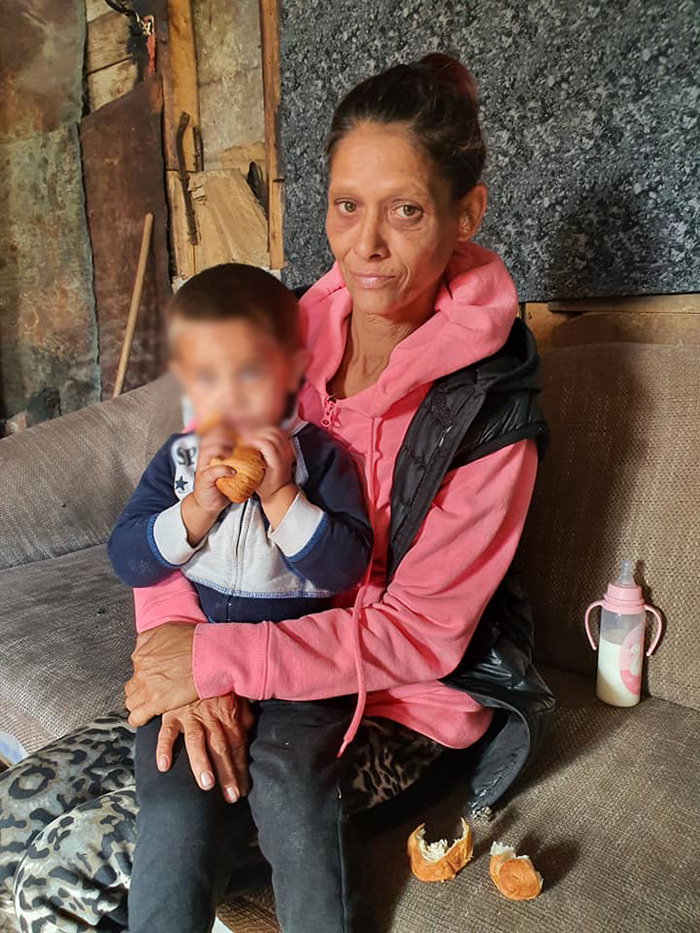 Apel umanitar pentru o bunică care-şi creşte nepoţelul într-o sărăcie lucie