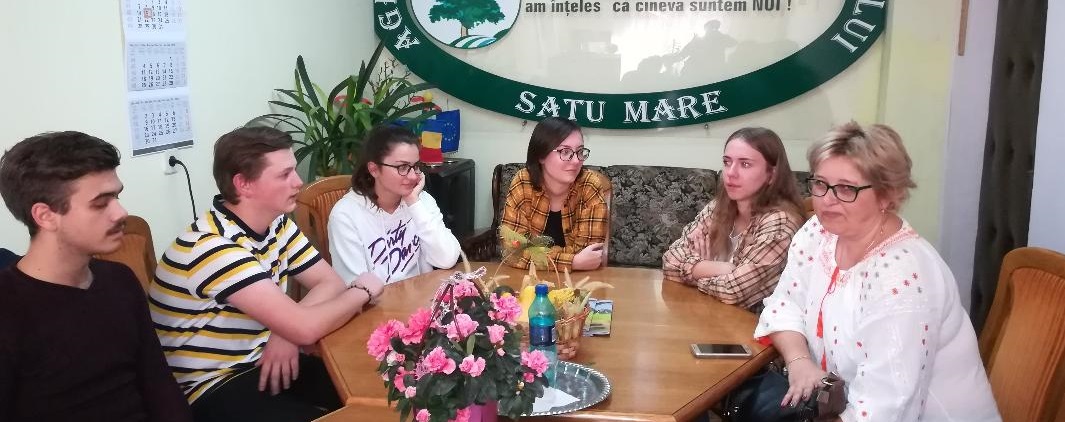 FOTOGALERIE. APM promovează sensibilizarea elevilor privind importanța protejării mediului. Alături de elevii de la ”Slavici”