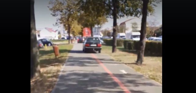 Pe trotuar, dacă pe drum nu mai e loc