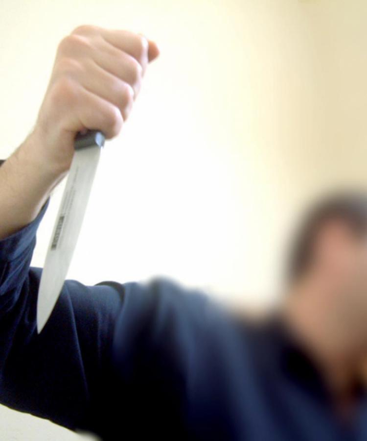 FURT, după ce a AMENINȚAT cu cuțitul. Polițiștii l-au prins