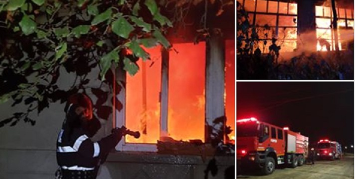 FOTOGALERIE. PANICĂ. Incendiu de PROPORȚII în județ. Casă mistuită de FLĂCĂRI
