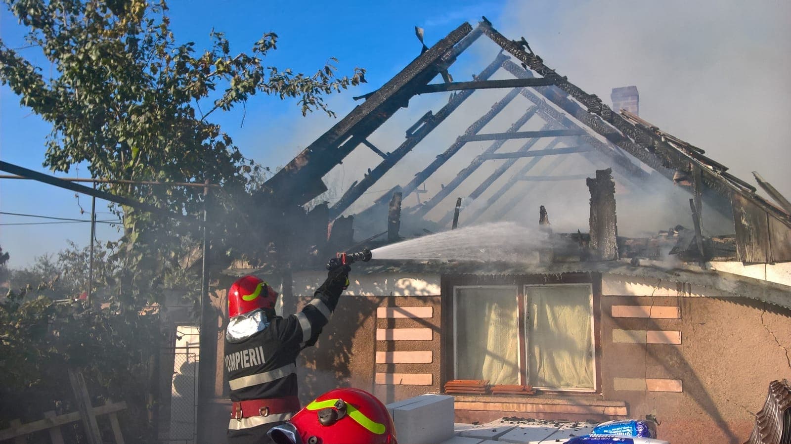 FOTOGALERIE. INCENDIU. Casă distrusă de FOC în Satu Mare. Flăcările au izbucnit din NEGLIJENȚĂ