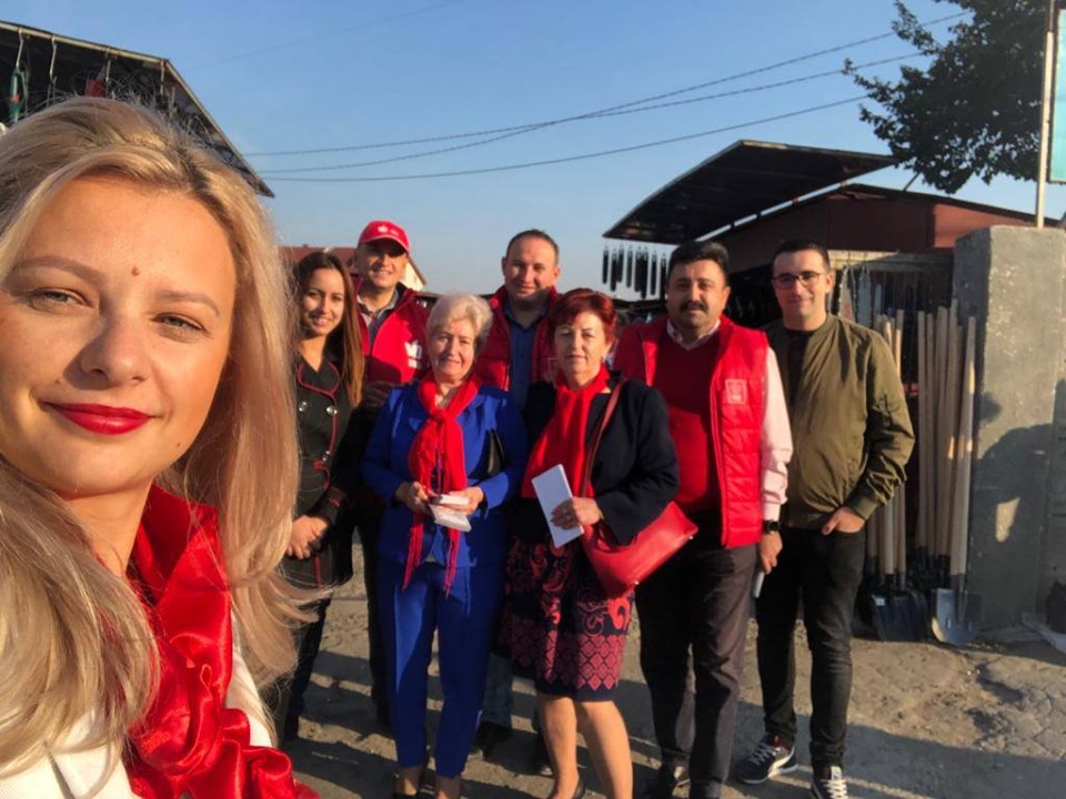 FOTOGALERIE. Echipa de campanie a PSD s-a întâlnit azi cu sătmărenii din Piața de Vechituri