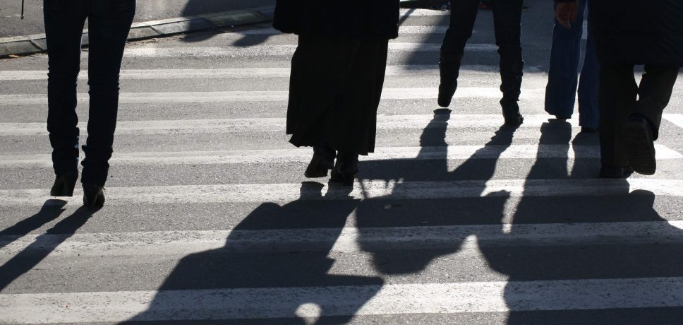 Rănit GRAV după ce a trecut drumul prin loc nepermis