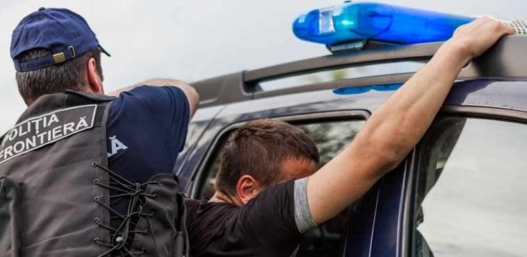 VIGILENȚĂ. Agresor PERICULOS, ARESTAT la Petea. I-au pus CĂTUȘELE direct în vamă