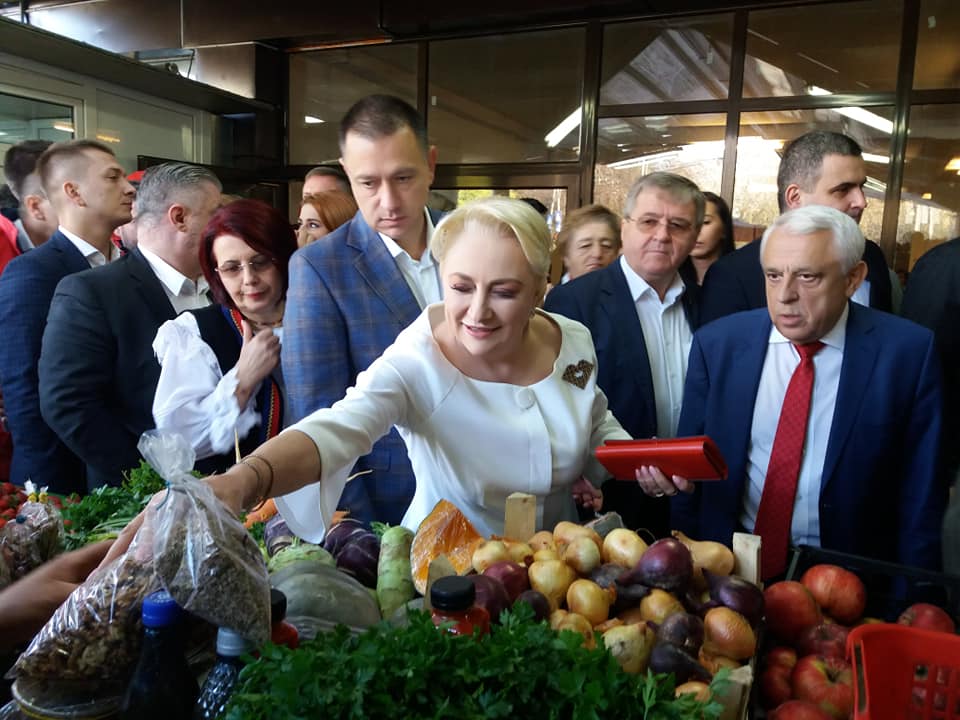 VIDEO/FOTO. Viorica Dăncilă, primită cu CĂLDURĂ la Satu Mare. ”Nu ne lăsați la Iohannis!”