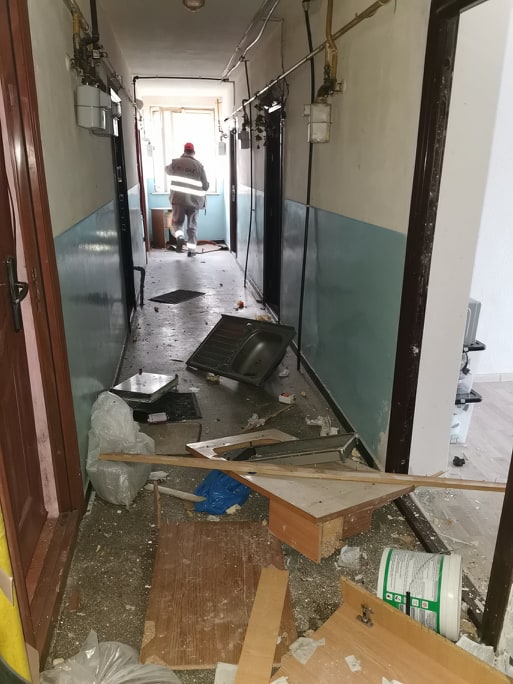 EXPLOZIE într-un bloc de locuinţe din municipiul Satu Mare. Ce s-a întâmplat