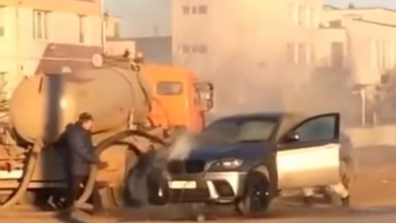 Salvare neobişnuită: BMW în flăcări, stins cu... vidanja